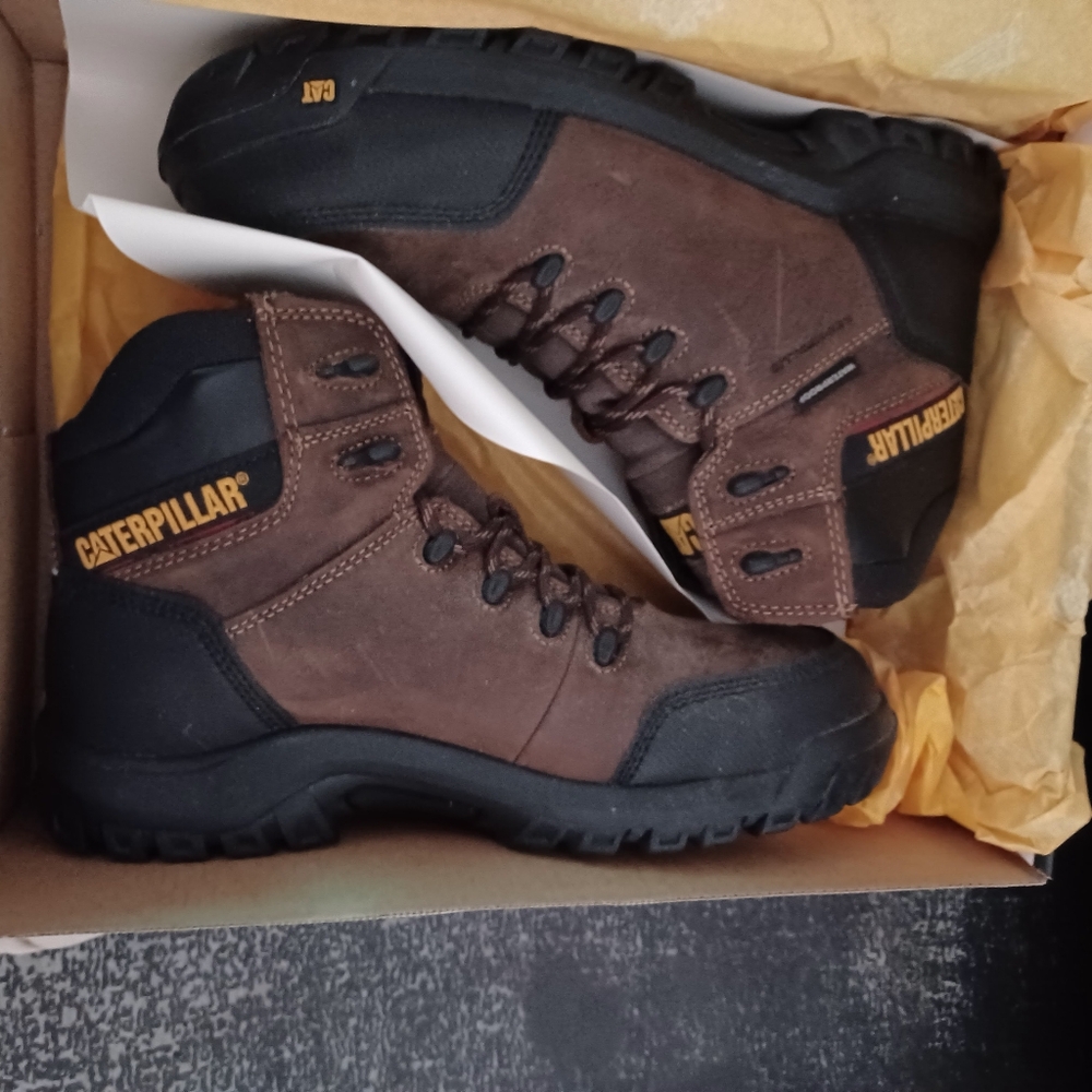 Brand New Men's work boots size 9 wide width brown and safety tip boots